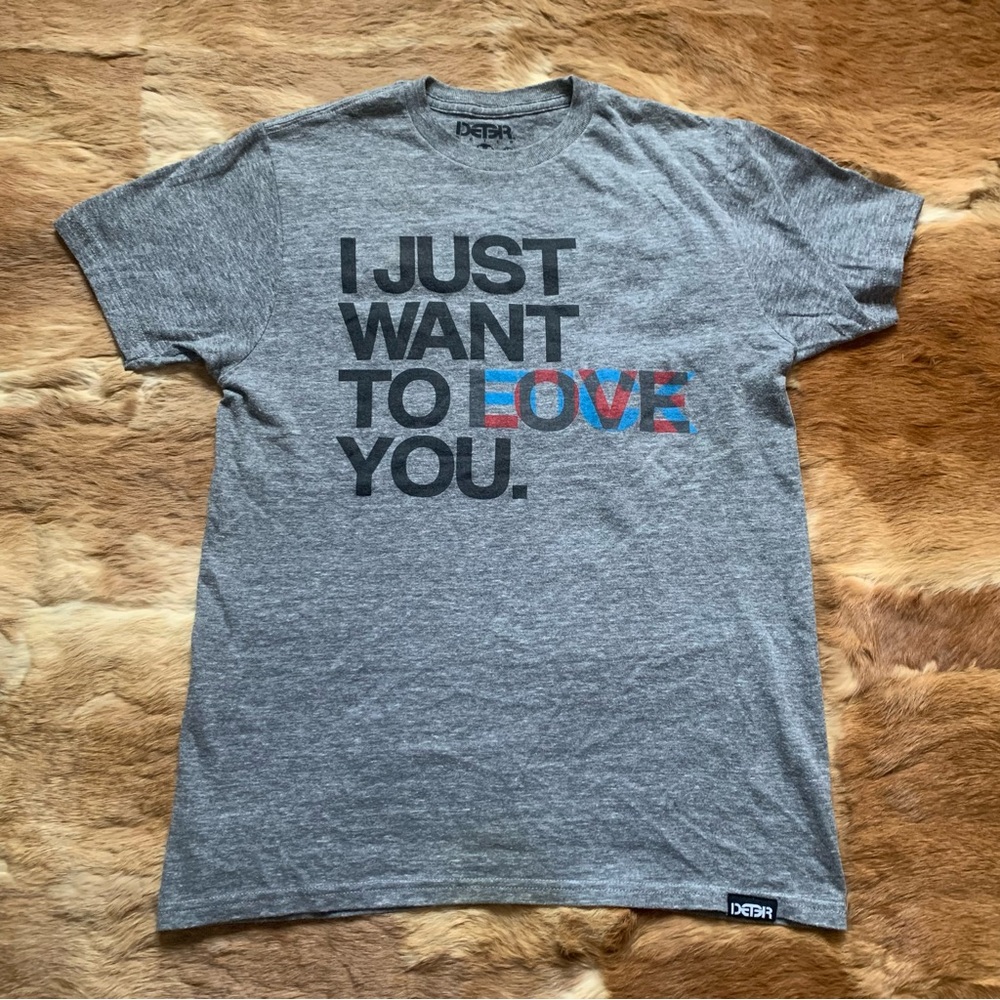 Deter “I just want to love you” graphic tee size M